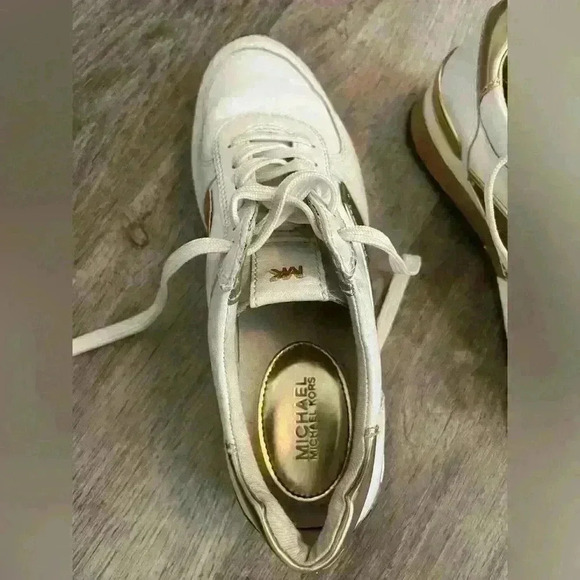 Michael Kors White Leather Sneakers with gold detail - Picture 2 of 15